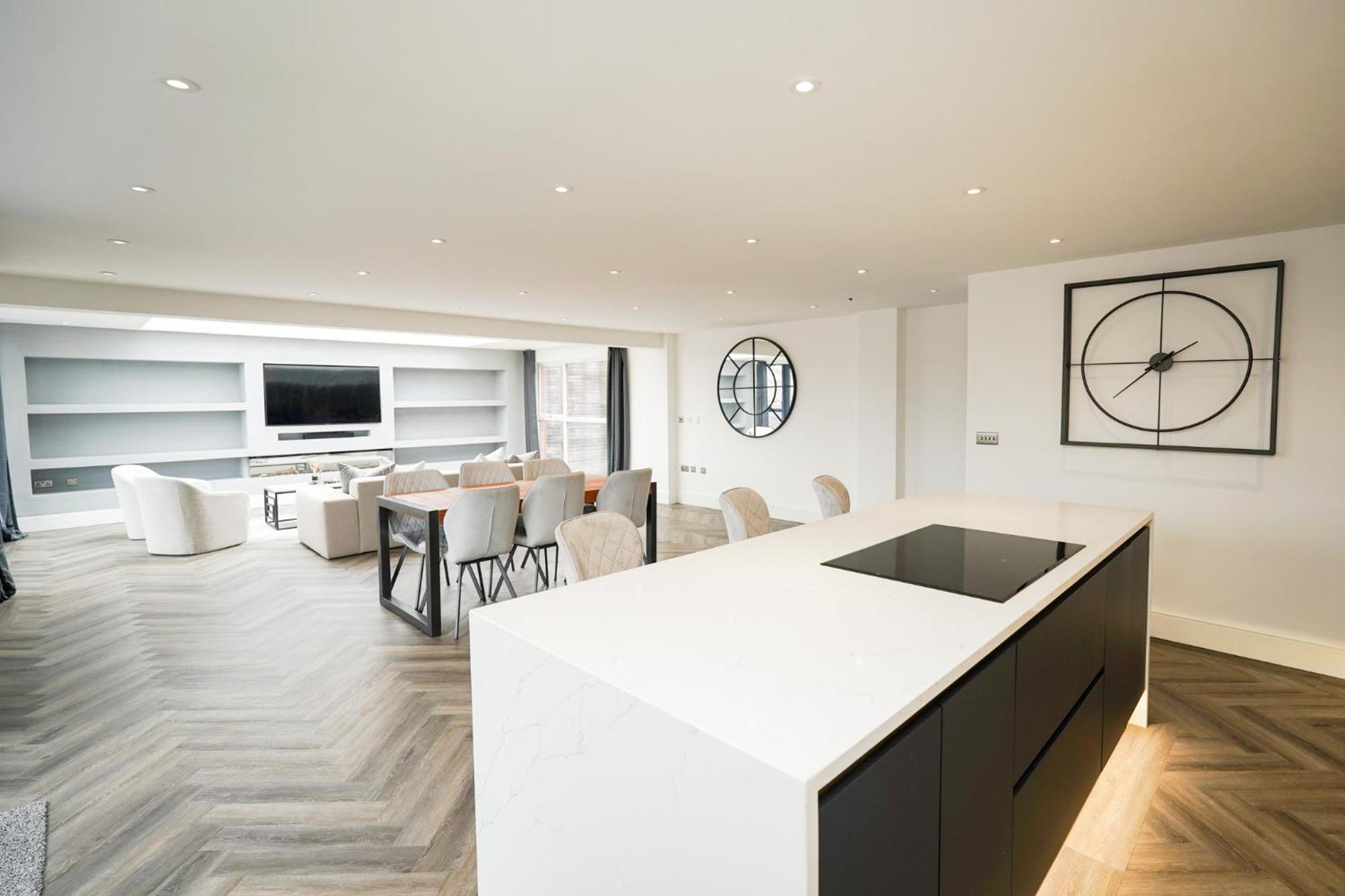 Luxury Two Bedroom City Centre Penthouse *