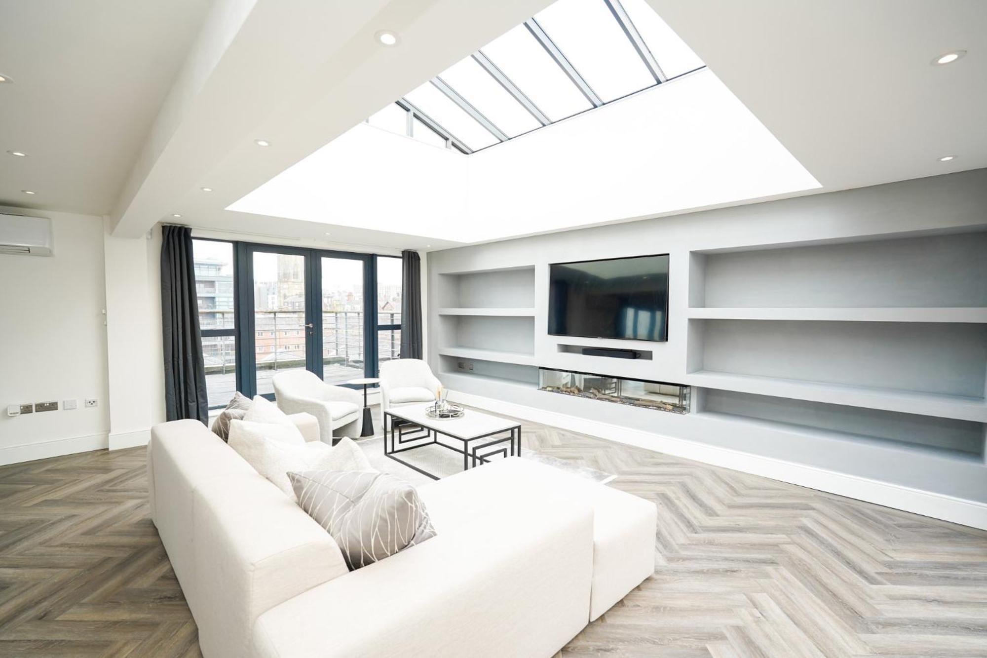 Luxury Two Bedroom City Centre Penthouse *