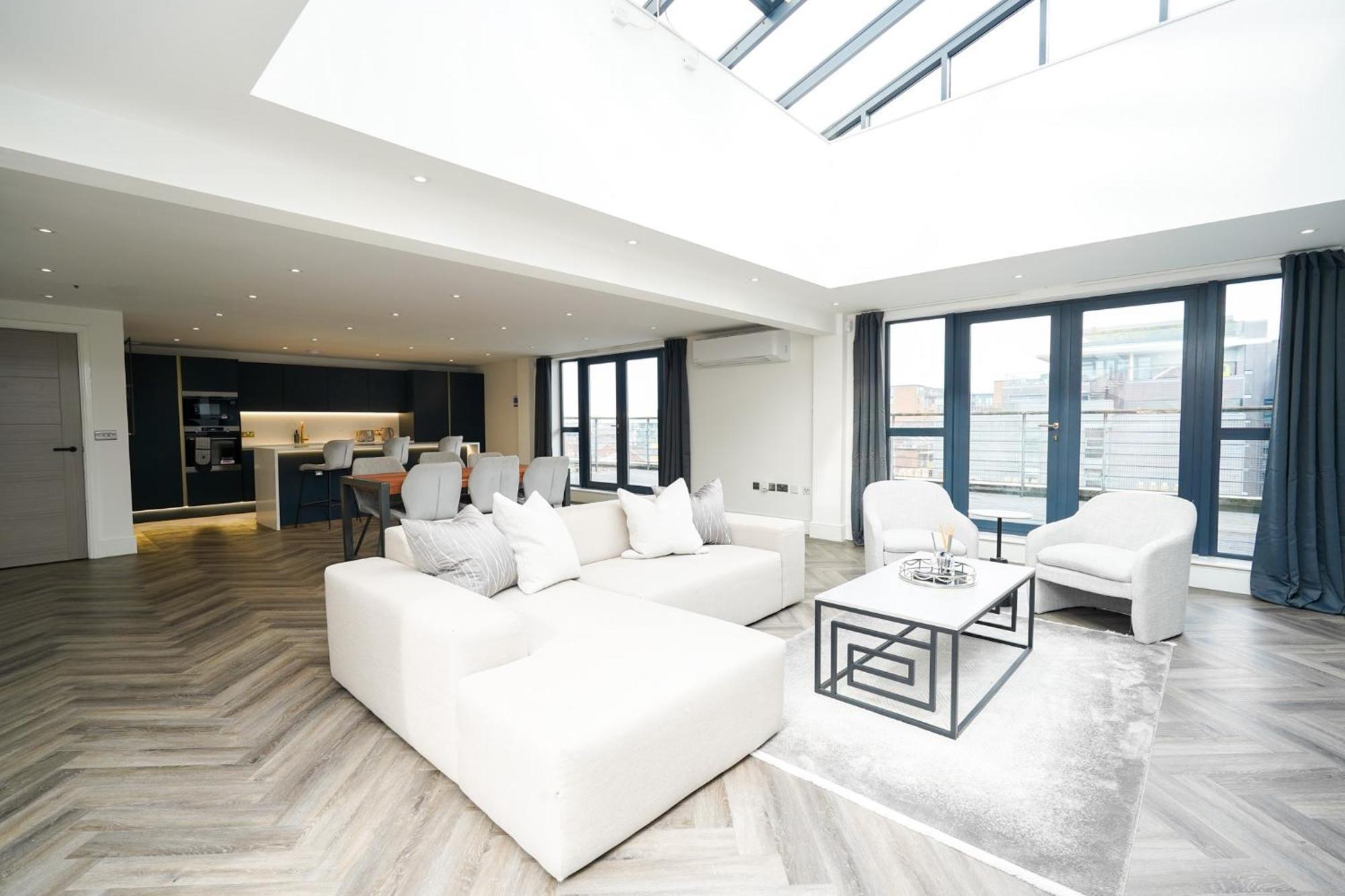 Apartment Luxury Two Bedroom City Centre Penthouse *