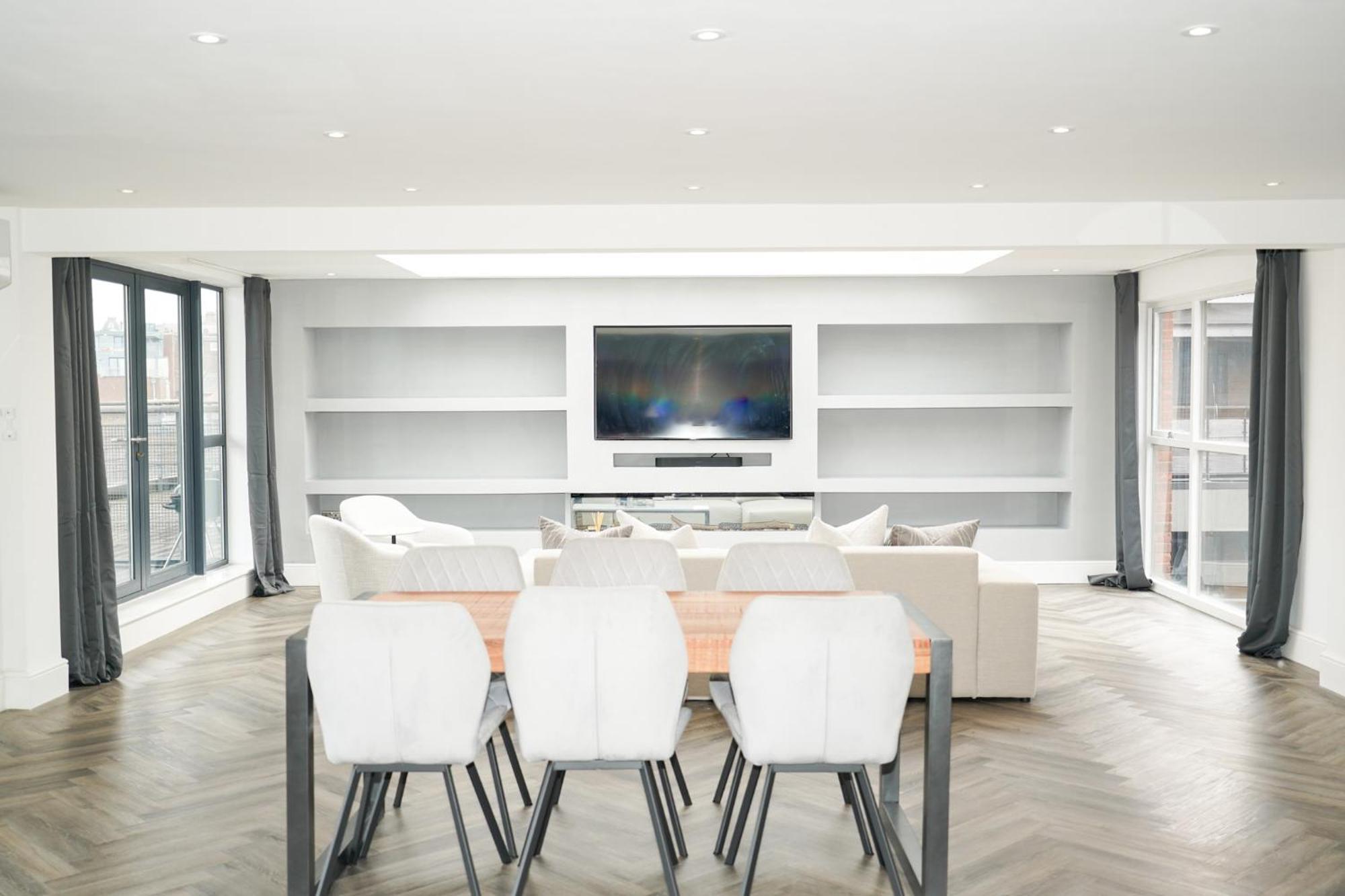 Luxury Two Bedroom City Centre Penthouse *