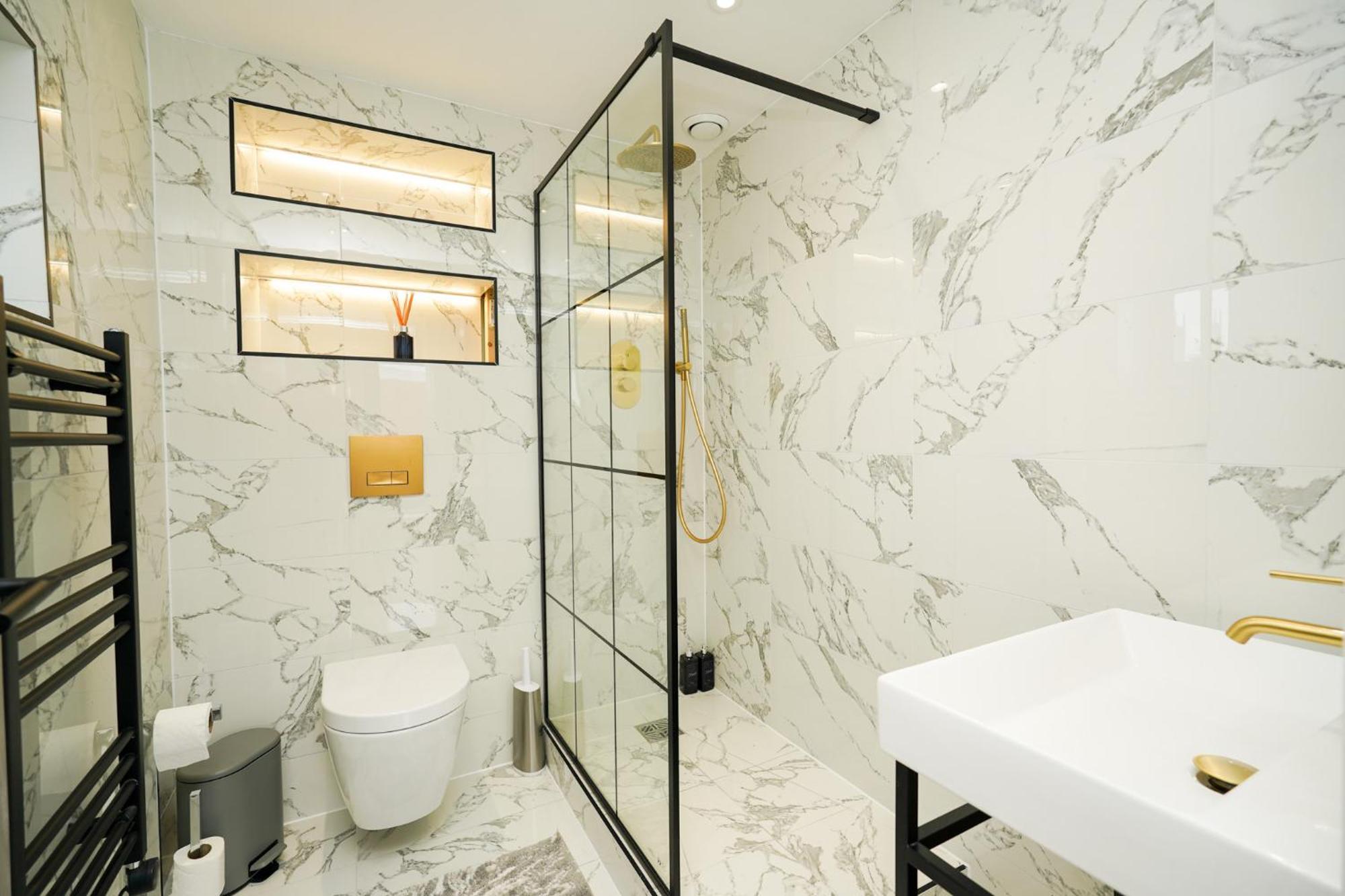 Luxury Two Bedroom City Centre Penthouse *